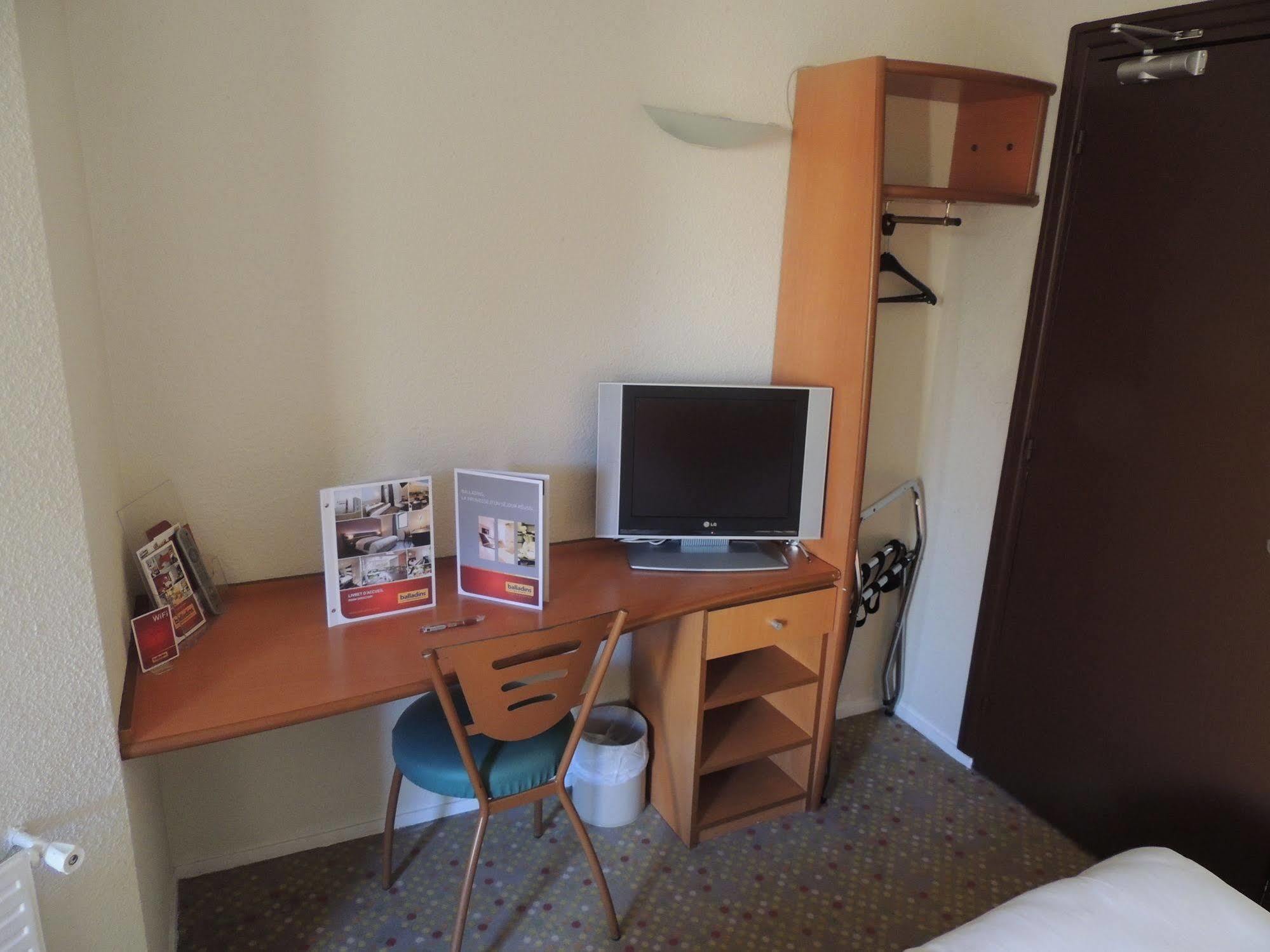 Ibis Budget Saint-Ouen-L'Aumone Bagian luar foto